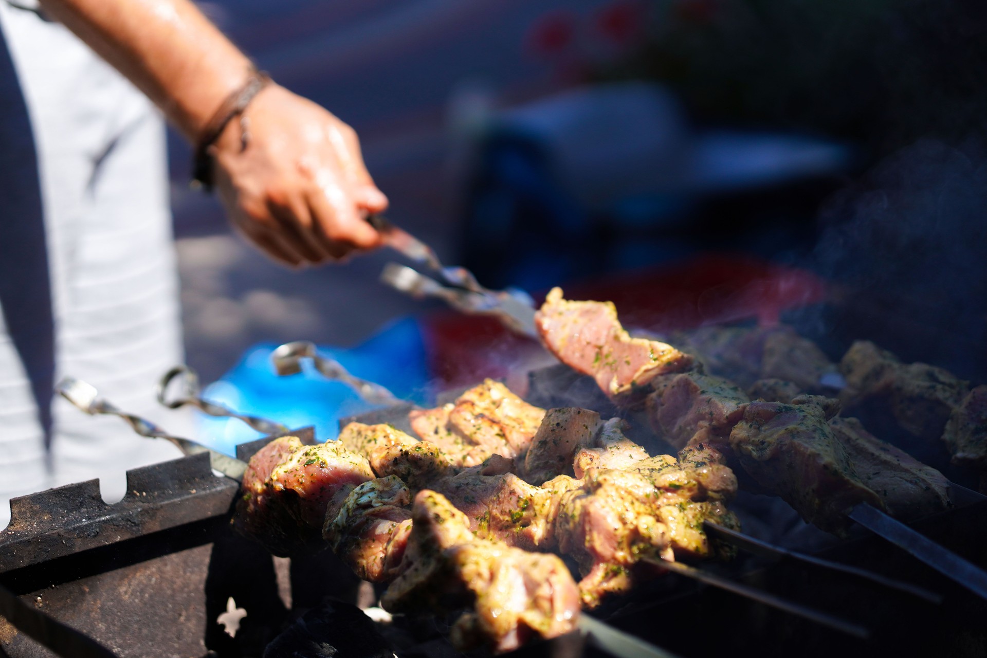 Sommer Grillkochen. Schaschlik oder Schaschlik auf Grill zubereiten